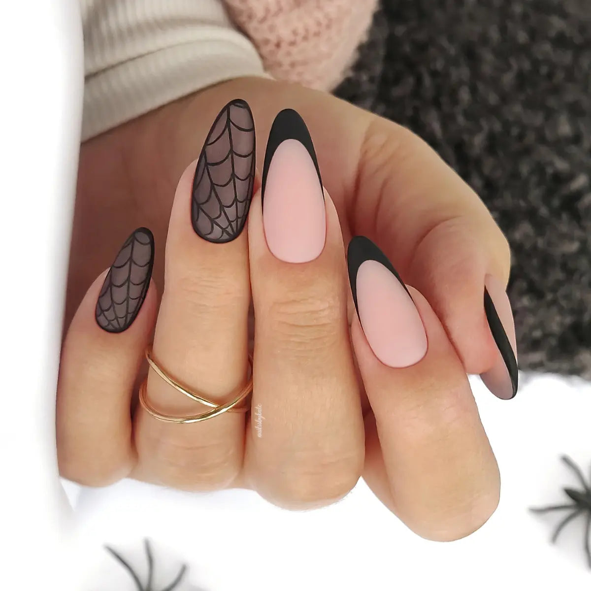 Yoshi Woman In Black 605 Gel Polish 6ml